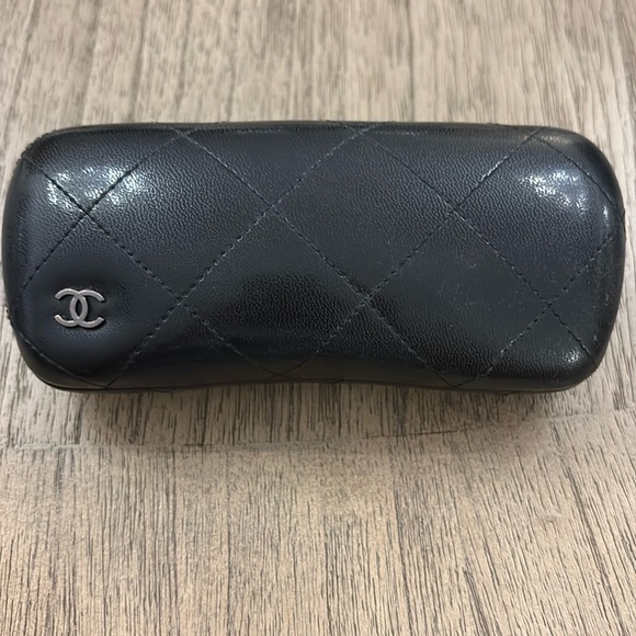 Chanel quilted sunglass case - Picture 1 of 4